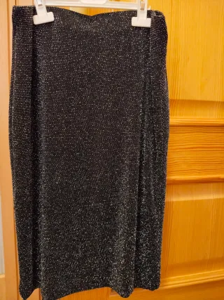 Falda tubo negra y plateada.