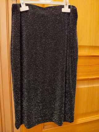 Falda tubo negra y plateada.