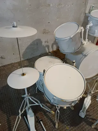 Batería musical blanca  decoración.Tamaño adulto