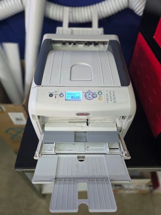 OKI Pro8432WT Impresora con tinta blanca