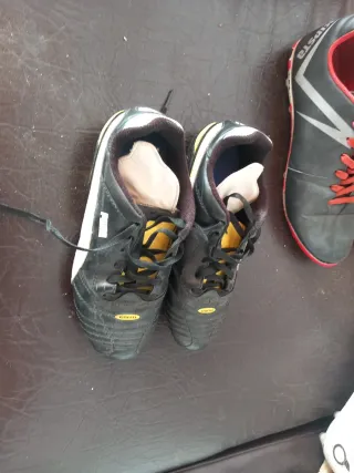 VENDO 3 BOTAS DE FUTBOL