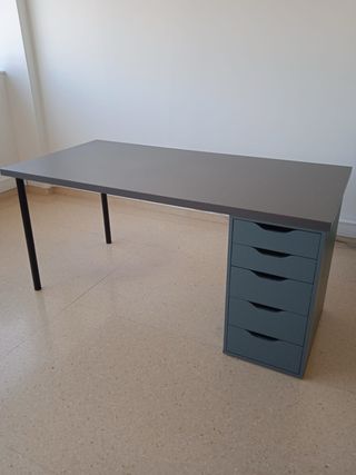 Mesa de escritorio gris con cajonera azul 120x60
