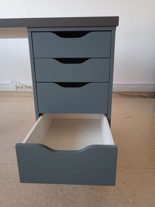 Mesa de escritorio gris con cajonera azul 120x60