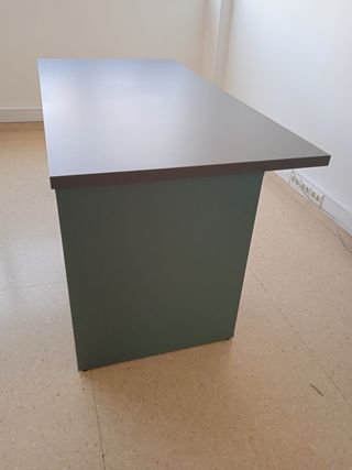 Mesa de escritorio gris con cajonera azul 120x60