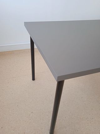 Mesa de escritorio gris con cajonera azul 120x60