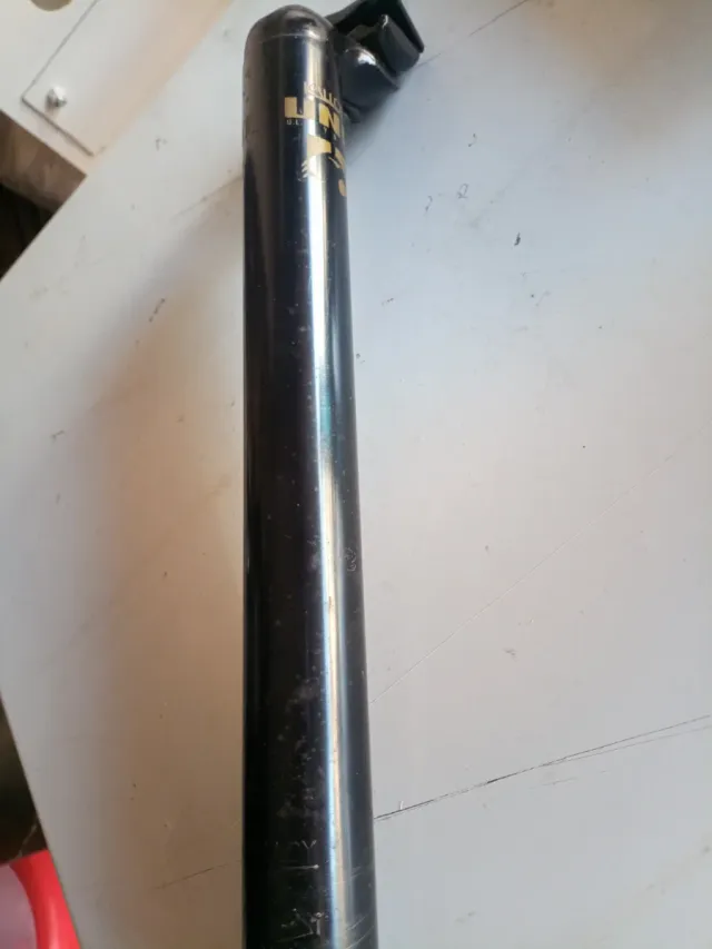 Tija Kalloy letras doradas 31.8mm x 300mm