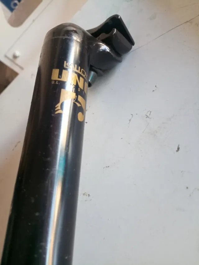 Tija Kalloy letras doradas 31.8mm x 300mm