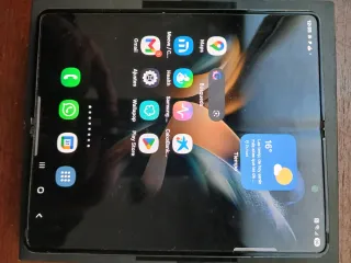 Samsung Galaxy Z Fold 4 con scatola