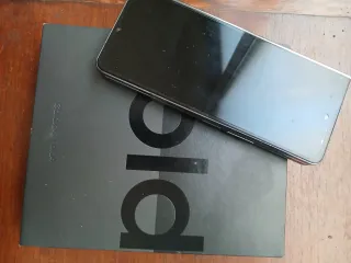 Samsung Galaxy Z Fold 4 con scatola