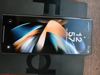 Samsung Galaxy Z Fold 4 con scatola