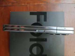 Samsung Galaxy Z Fold 4 con scatola