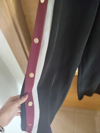 Pantalón ancho negro con botones laterales