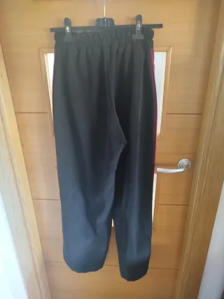 Pantalón ancho negro con botones laterales