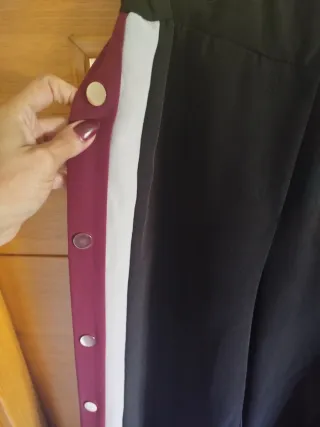 Pantalón ancho negro con botones laterales