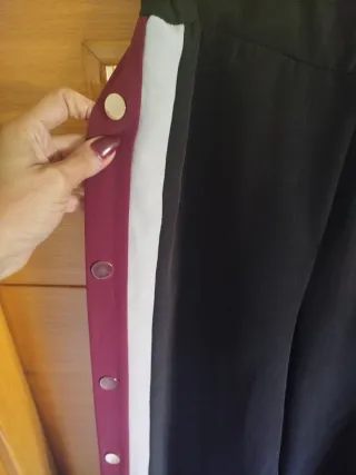 Pantalón ancho negro con botones laterales
