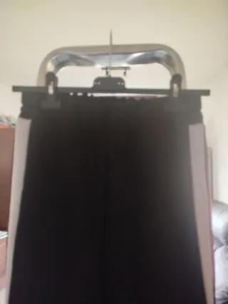 Pantalón ancho negro con botones laterales