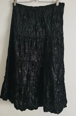 .Falda larga negra con lentejuelas, talla L.