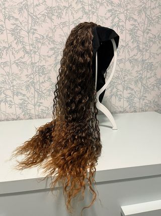 Preciosa peluca rizada puntas claras con diadema