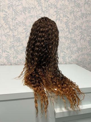 Preciosa peluca rizada puntas claras con diadema