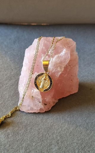 Medalla San Benito Dorada Negra