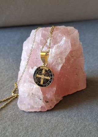 Medalla San Benito Dorada Negra