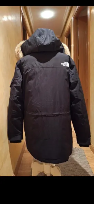 Abrigo de hombre negro con capucha