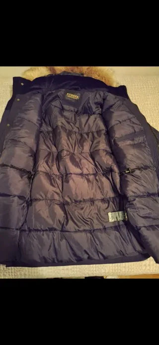 Abrigo de hombre negro con capucha