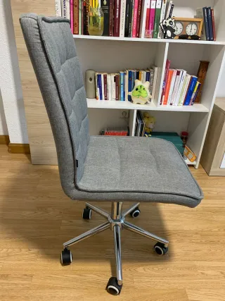 Silla de oficina gris sin brazos