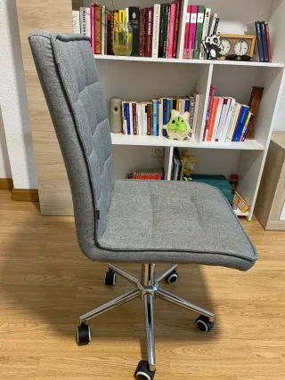 Silla de oficina gris sin brazos
