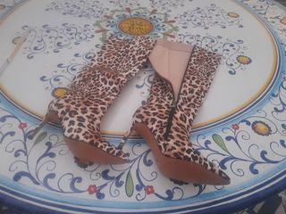 Stivali con stampa leopardata