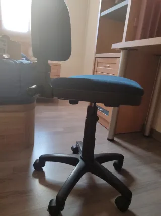 Silla de oficina azul con ruedas