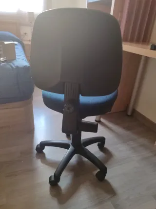 Silla de oficina azul con ruedas