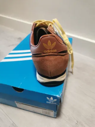 Zapatillas Adidas Marrones y Moradas