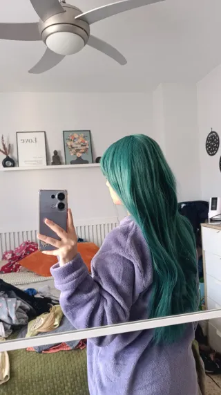 Peluca larga verde con flequillo