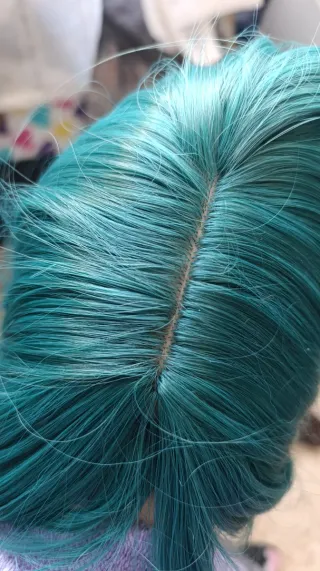 Peluca larga verde con flequillo