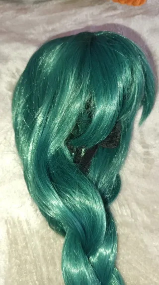 Peluca larga verde con flequillo