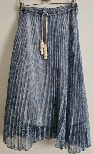 Falda larga plisada con estampado paisley