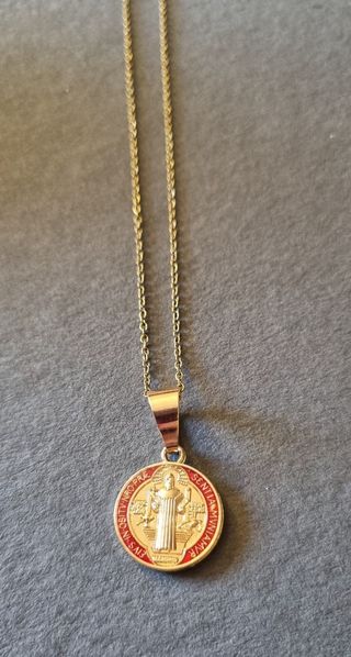 Medalla San Benito Oro y Rojo