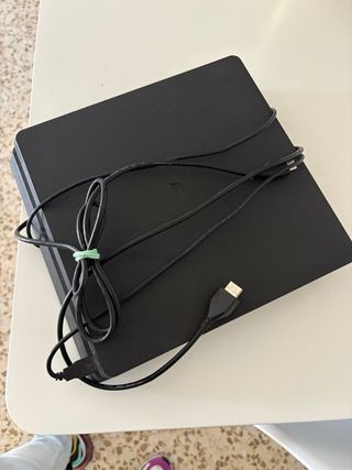 PS4 1TB Negra + Mando