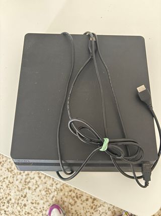 PS4 1TB Negra + Mando