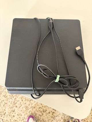 PS4 1TB Negra + Mando