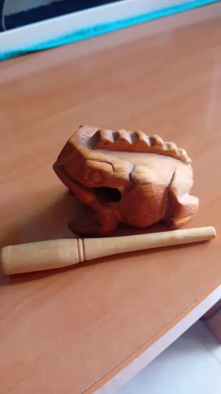 Rana de madera decorativa