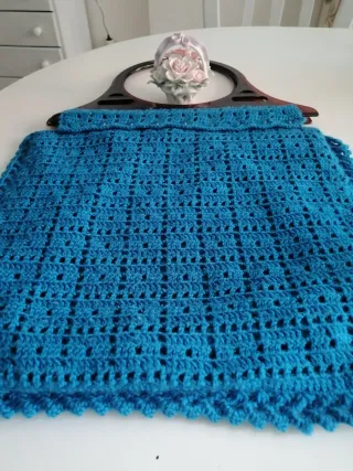 Bolso ganchillo azul con asas y regalo