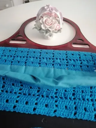 Bolso ganchillo azul con asas y regalo