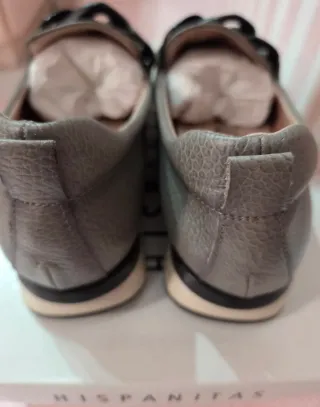 Zapatos Hispanitas grises con cadena