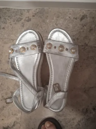 Sandalias plateadas con adornos dorados