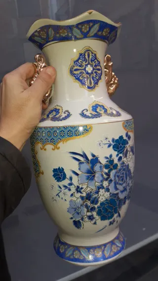 Jarrón de porcelana con asas