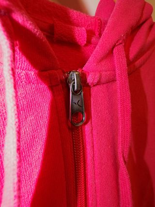 Chaqueta deportiva Asics, con capucha