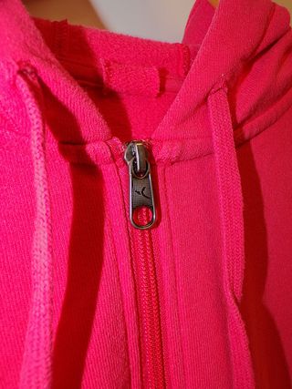 Chaqueta deportiva Asics, con capucha