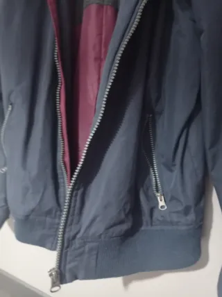 Chaqueta con capucha azul y roja Talla M